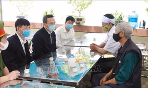 Thăm hỏi, hỗ trợ gia đình các nạn nhân vụ xe ô tô lao xuống vực sâu ở Tam Đảo
