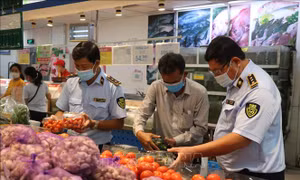 Chủ động ứng phó với dịch nhưng không 'ngăn sông cấm chợ'