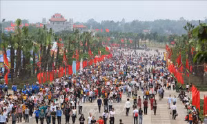Người dân cả nước về dâng hương tưởng niệm các vua Hùng
