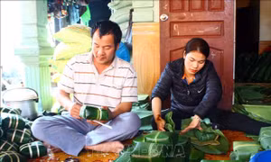 Làng bánh chưng Vĩnh Hòa nhộn nhịp vào vụ Tết