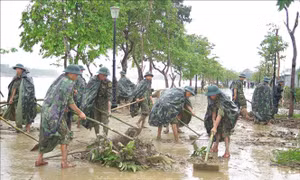 Lực lượng vũ trang hỗ trợ người dân Thừa Thiên - Huế khắc phục hậu quả lũ lụt