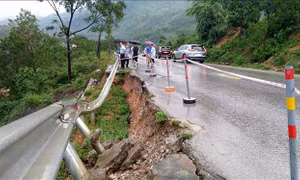 Đường đi cửa khẩu Cha Lo xuất hiện những điểm sạt lở nguy hiểm