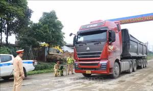 Kiên quyết xử lý xe quá khổ, quá tải chống đối lực lượng chức năng