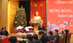 Thường trực Ban Bí thư Trần Quốc Vượng chúc Tết cán bộ, nhân viên Văn phòng Trung ương Đảng