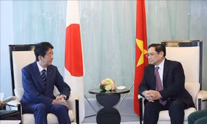 Thủ tướng Phạm Minh Chính tiếp nguyên Thủ tướng Nhật Bản Abe Shinzo