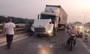  Ba xe máy bị đâm xuống sông Hồng: Một người mất tích, lái xe container bỏ trốn