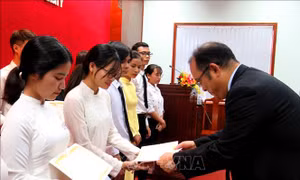 Trao học bổng hỗ trợ sinh viên Đại học Huế 