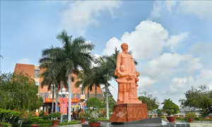 Triển lãm ảnh về Bác Hồ tại trường Dục Thanh