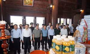 Thủ tướng dâng hương tưởng niệm Chủ tịch Hồ Chí Minh, tri ân các anh hùng, liệt sĩ