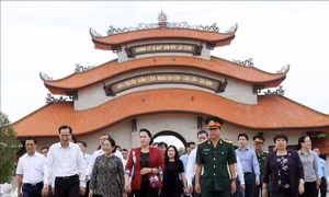 Chủ tịch Quốc hội tưởng niệm các Anh hùng Liệt sỹ tại TP Hồ Chí Minh