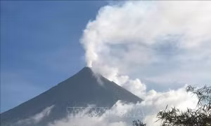 Núi lửa Mayon phun trào tại Philippines, làm gia tăng hoạt động địa chấn 