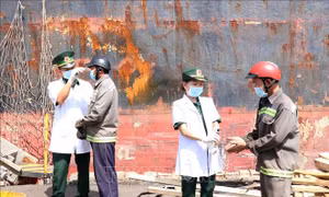 'Lá chắn thép' chặn dịch COVID-19 nơi cửa khẩu cảng