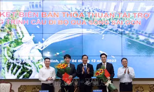 Ký kết tài trợ 1.000 tỷ đồng xây cầu đi bộ qua sông Sài Gòn