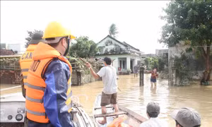 Bình Định: Hỗ trợ nhu yếu phẩm cho người dân bị cô lập trong lũ