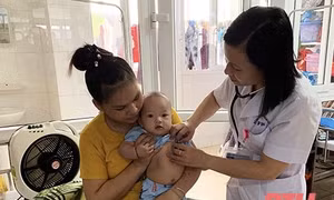 Thời tiết giao mùa, bệnh nhi đến khám và điều trị tăng đột biến