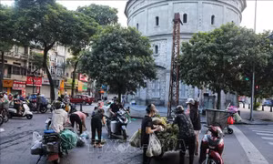 Chợ vẫn họp ngay dưới lòng đường khu vực bốt Hàng Đậu
