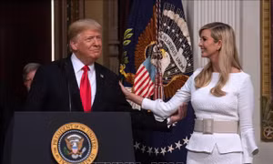 Con gái của Tổng thống Donald Trump bị thẩm vấn trong vụ kiện dùng tiền sai mục đích