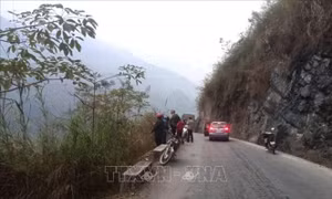 Hà Giang: Xe ô tô lao xuống vực sâu khiến 2 người bị thương nặng