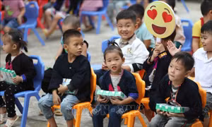 Quỹ sữa Vươn cao Việt Nam đến với trẻ em có hoàn cảnh khó khăn tỉnh Yên Bái