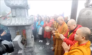 Đoàn đại biểu Phật giáo quốc tế làm lễ cầu an trên đỉnh thiêng Fansipan