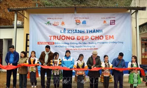 Tạo điều kiện thuận lợi cho thầy, cô giáo và học sinh vùng khó khăn