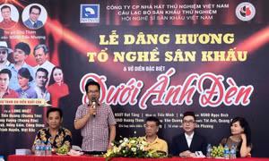 Trình diễn lại vở 'Dưới ánh đèn' chào mừng Ngày Sân khấu Việt Nam