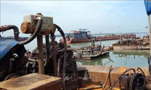 Bắt giữ ba sà lan khai thác cát trái phép trên biển Cần Giờ