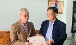 Thăm, tặng quà các nhân chứng Hoàng Sa