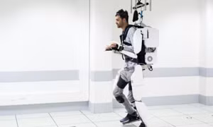 Bị liệt nửa người có thể bước đi trở lại nhờ hệ thống robot