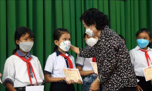 Trao học bổng Vừ A Dính cho học sinh có hoàn cảnh khó khăn tại Kiên Giang