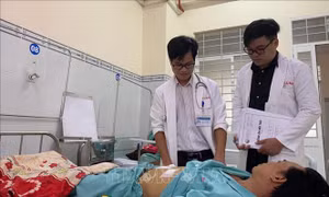 Cứu sống người đàn ông bị tăm đâm xuyên dạ dày qua gan