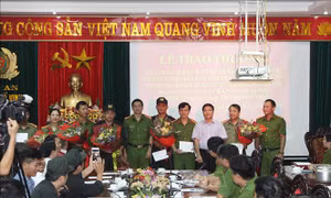 Khen thưởng vụ bắt giữ hai đối tượng 'ôm' lựu đạn cố thủ trong nhà