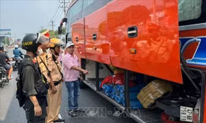 Bình Dương phát hiện xe khách chở 35 bình khí bóng cười