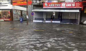 Áp thấp nhiệt đới suy yếu thành một vùng áp thấp, tiếp tục gây mưa lớn ở Trung Bộ