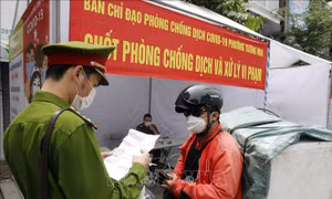Hà Nội tăng cường kiểm soát người tham gia giao thông tại nhiều tuyến phố