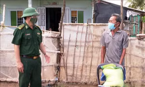 Bộ đội Biên phòng Sóc Trăng hỗ trợ người dân vùng biển