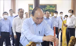 Chủ tịch nước dâng hương tưởng niệm cụ Phó bảng Nguyễn Sinh Sắc