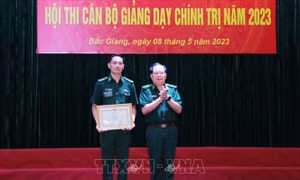 Sĩ quan trẻ say mê nghiên cứu và giảng dạy lý luận chính trị