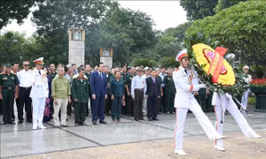 Đoàn đại biểu thương binh nặng tiêu biểu toàn quốc tưởng niệm các Anh hùng liệt sĩ