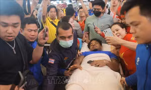 Hình ảnh 'người hùng' Xuân Son được di chuyển bằng cáng ra sân bay Suvarnabhumi