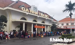 Hỗ trợ chuyển tải hành khách đi tàu tại ga Nha Trang qua khu vực ngập lụt