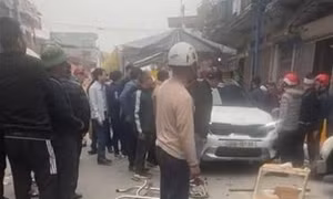 Xe ô tô đâm vào rạp đám tang làm 5 người bị thương