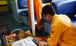 Vượt biển đưa thuyền viên nước ngoài bị bệnh về bờ cấp cứu