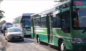 Người dân ùn ùn trở lại làm việc, QL1 đoạn qua Tiền Giang ùn tắc nghiêm trọng 
