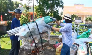 Đổi rác thải nguy hại lấy sách vở cho học sinh ở Cẩm Mỹ