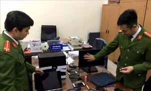 Gắn camera quay lén tại nhà nghỉ để tống tiền
