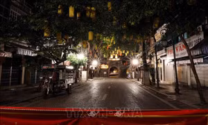 Đêm Thu Hà Nội tĩnh lặng trong những ngày giãn cách