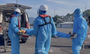 Khẩn cấp cứu nạn một thuyền viên trên tàu cá Bình Định