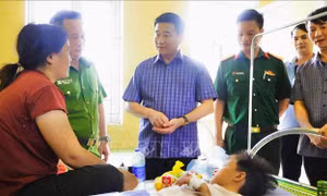 Khen thưởng tập thể, cá nhân tìm thấy cháu bé đi lạc trong rừng