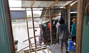 An Giang: Di dời khẩn cấp 2 hộ dân trong vùng sạt lở ở khu vực sông Ông Chưởng
